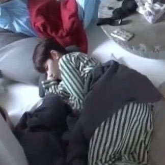 全世界睡姿最如出一辙、最一尘不变 以及 最了解自己的犬一只⬇️ ​​​
