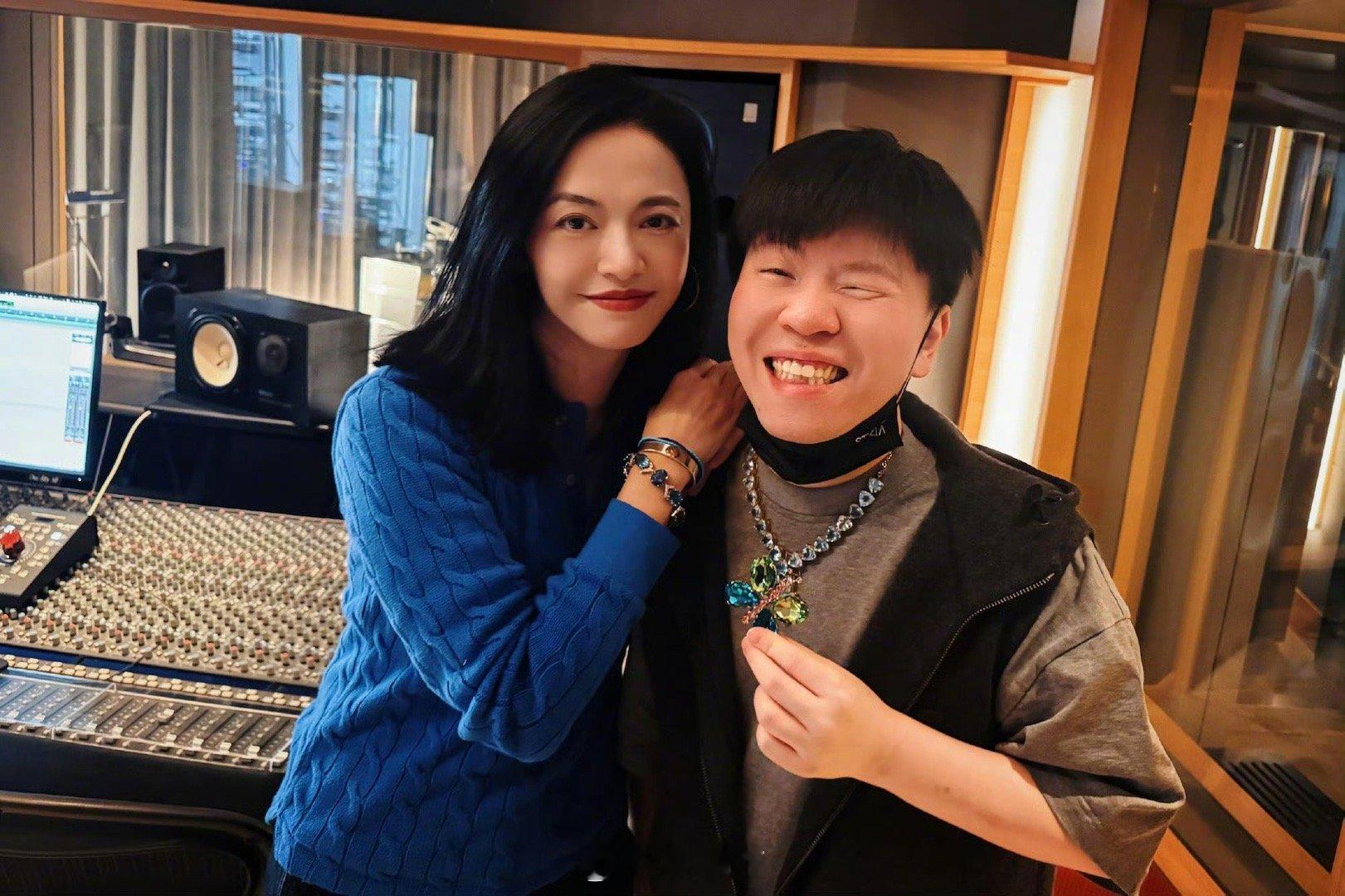 姚晨唱王菲的歌震惊到了常石磊 姚晨这一开口真是惊艳了时光！唱王菲的歌不仅能精准捕