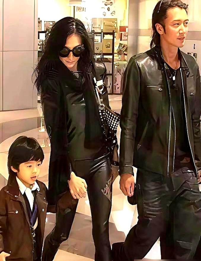 毁掉谢霆锋婚姻的，根本不是那场艳照门。
 
2011年片场，导演王晶撞见过极具撕