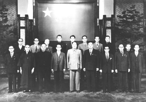 毛年谱   1956年11月18日晚上，毛主席在中南海勤政殿会见日本冈山县文化学