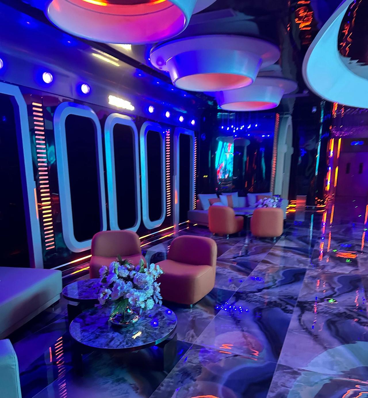 一位博主说：“经济有没有回暖，你就看那些足疗、KTV的动静，不用听什么经济专家的