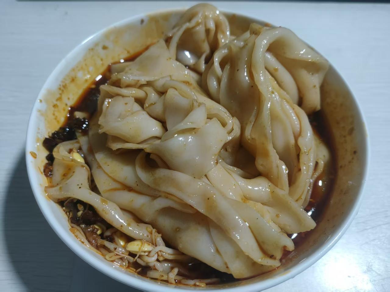 凉皮，配上油泼辣子，味道还是挺不错的。