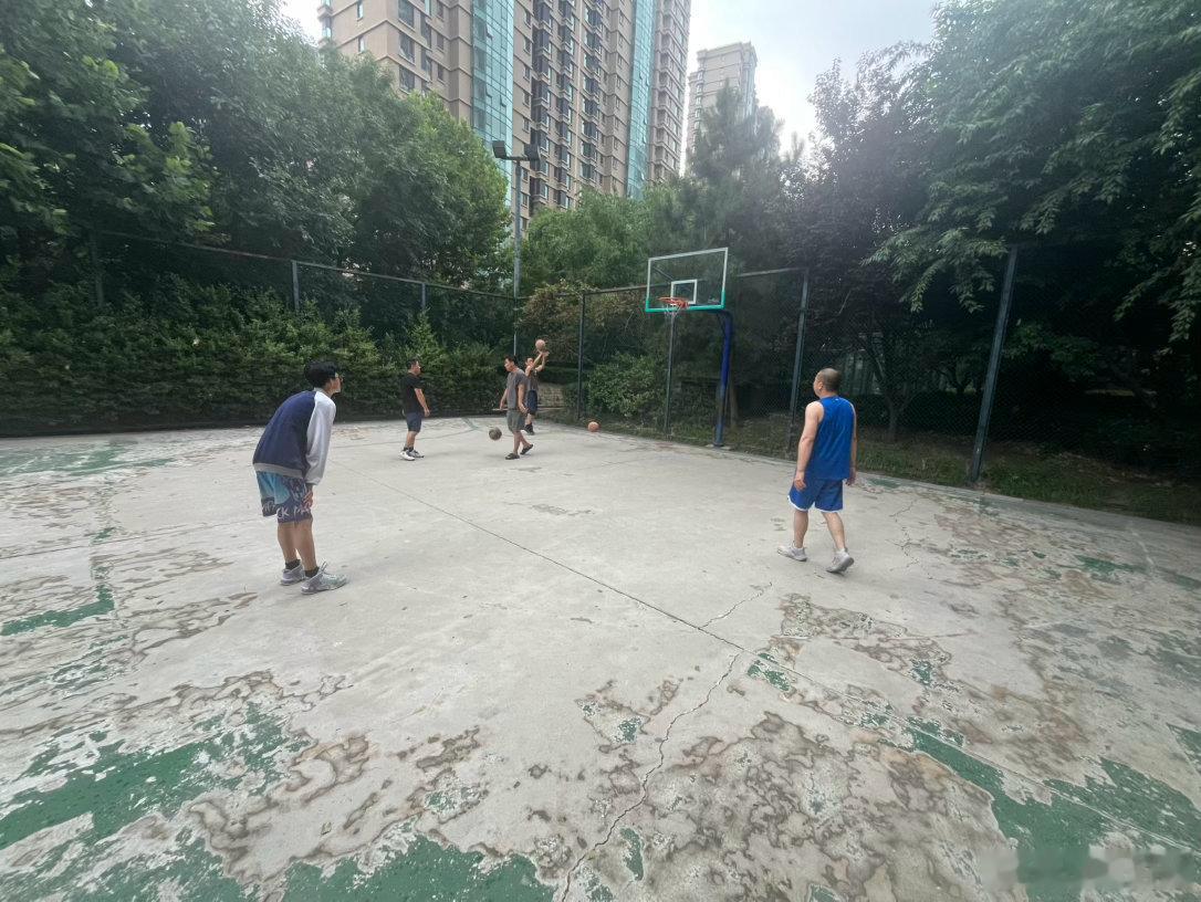 以前总觉得能治愈自己的，是好看的风景、手里的存款，或是黏人的小动物。慢慢经历多了