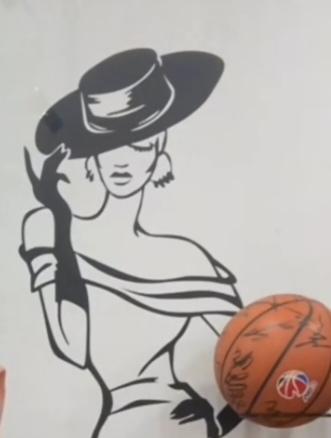 〔欣赏图片〕
素描艺术就是棒！
色彩单一纯度高；
画个妙龄美少女；
头戴礼帽爱篮