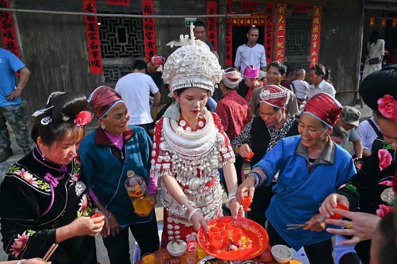 2026 年 1 月贵州施秉县一场苗族婚礼超火。新娘龙阿妹出嫁时，母亲杨秀珍打开