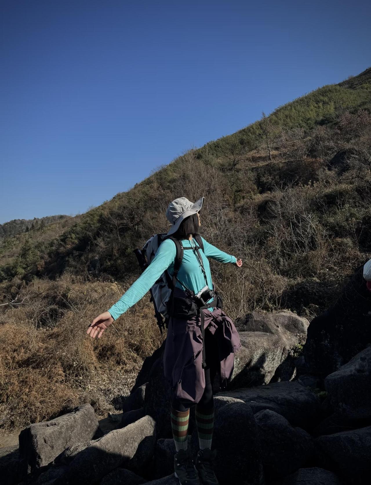 覆卮山徒步｜小白轻松徒步路线
春风卷着梯田的麦浪香，踩着覆卮山的石浪往上走时，忽