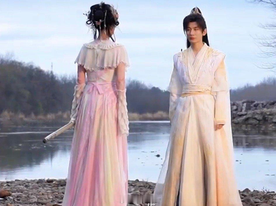 成毅精准踩中李一桐笑点 哇塞李一桐一秒被成毅逗笑 ​​​