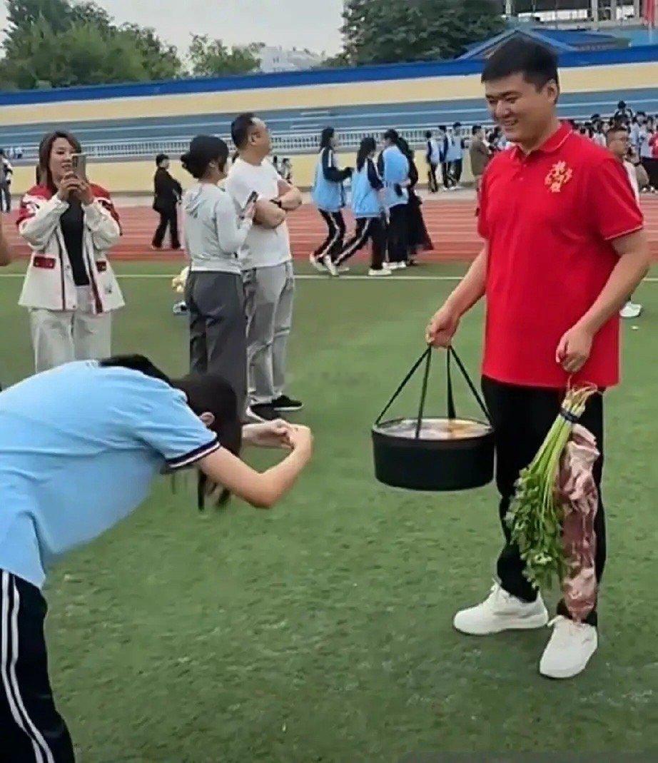 这姑娘高考结束后，给老师最传统，最朴素的谢师礼。谢师六礼