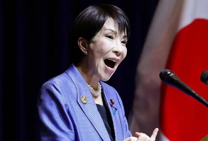 被“吓瘸”的？
高市早苗怕是要睡不着了，
中国当天一架运-9电子侦察机，一架无人