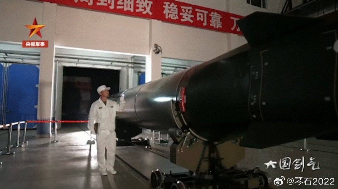 首见DF17的肚子每天认识一件兵器 🔻相对比较平坦，弹腹与弹体段过渡的更自然，