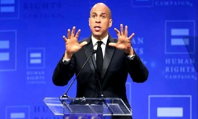 美国参议员科里·布克，突然扔出一个重磅炸弹。他指着刚演讲完的卡尼说：看，这就是特