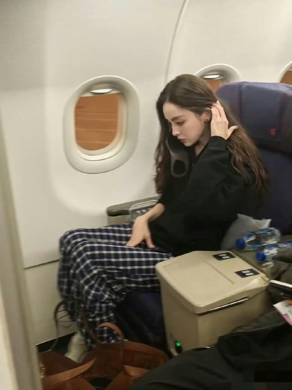 机舱偶遇古力娜扎惊艳：生图里的骨相美
 
飞机上偶遇新疆美女古力，她在生图里的颜