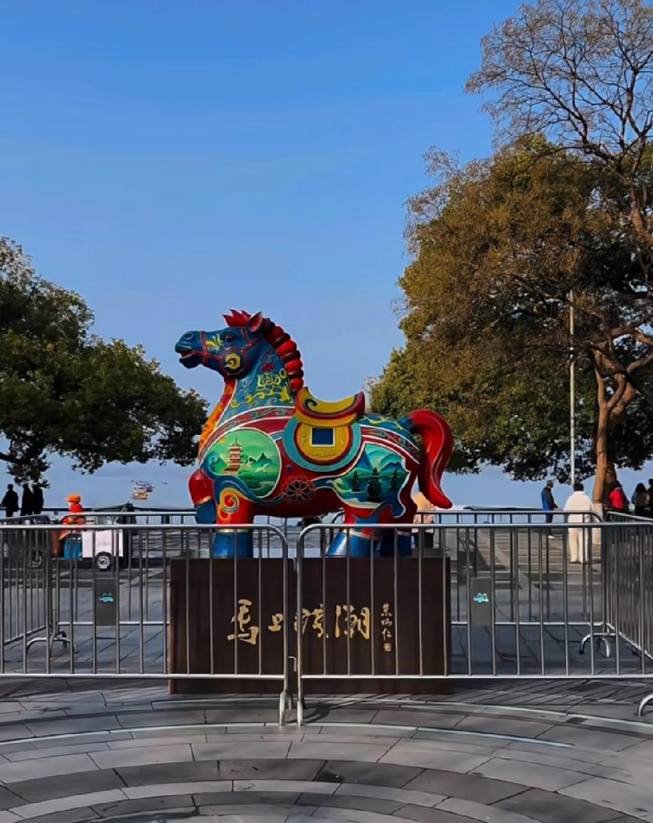 2月12日，浙江杭州。湖滨这座主题为“马上钱潮”的朱炳仁铜雕马前几天大家还能零距