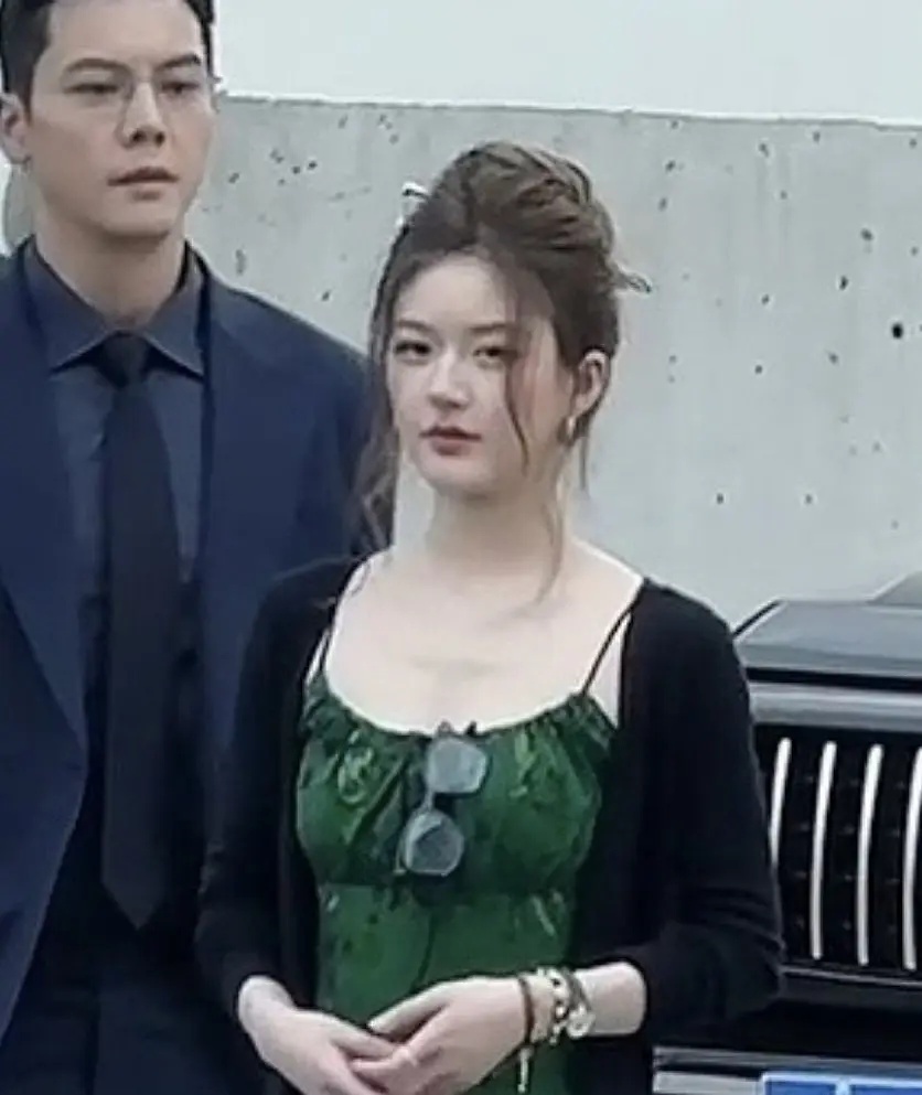 别说赵露思和虞书欣俩人的发型还真挺像这个图的 ​​​