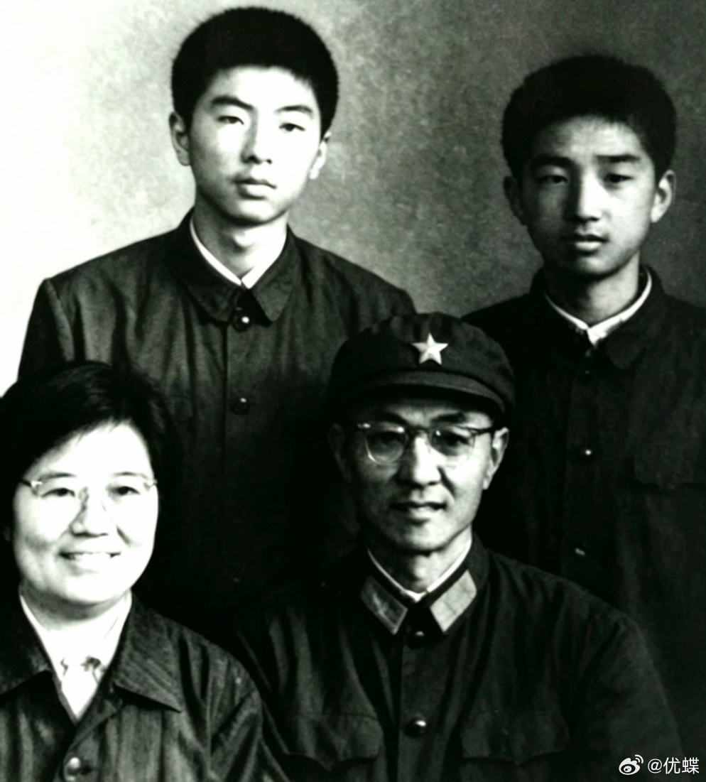“‘猜人儿’时间”——其实都特好猜，“雨伞（衣）哥”是老崔、家庭照中的右一是小丁