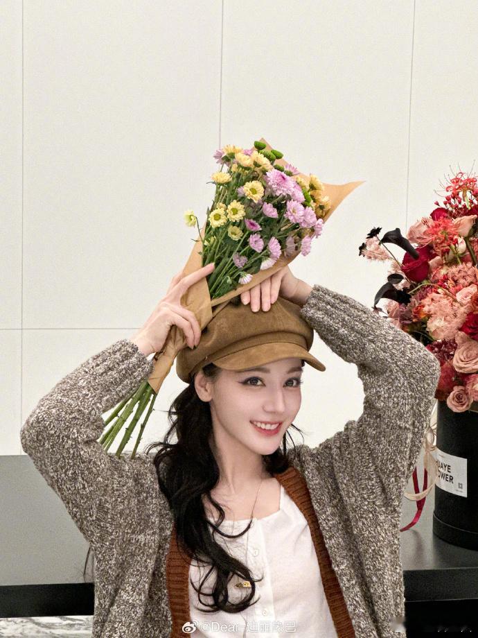 #迪丽热巴秋日捧花照##迪丽热巴棕色贝雷帽#迪丽热巴的这组照片中，秋日捧花与棕色