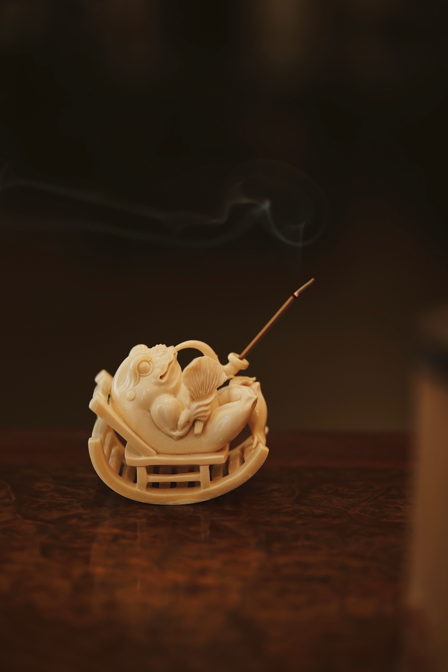 猛犸 | 逍遥蛙 香插整料雕刻，金蟾倚坐摇椅之上，一手执扇，一手持烟管，神态悠然