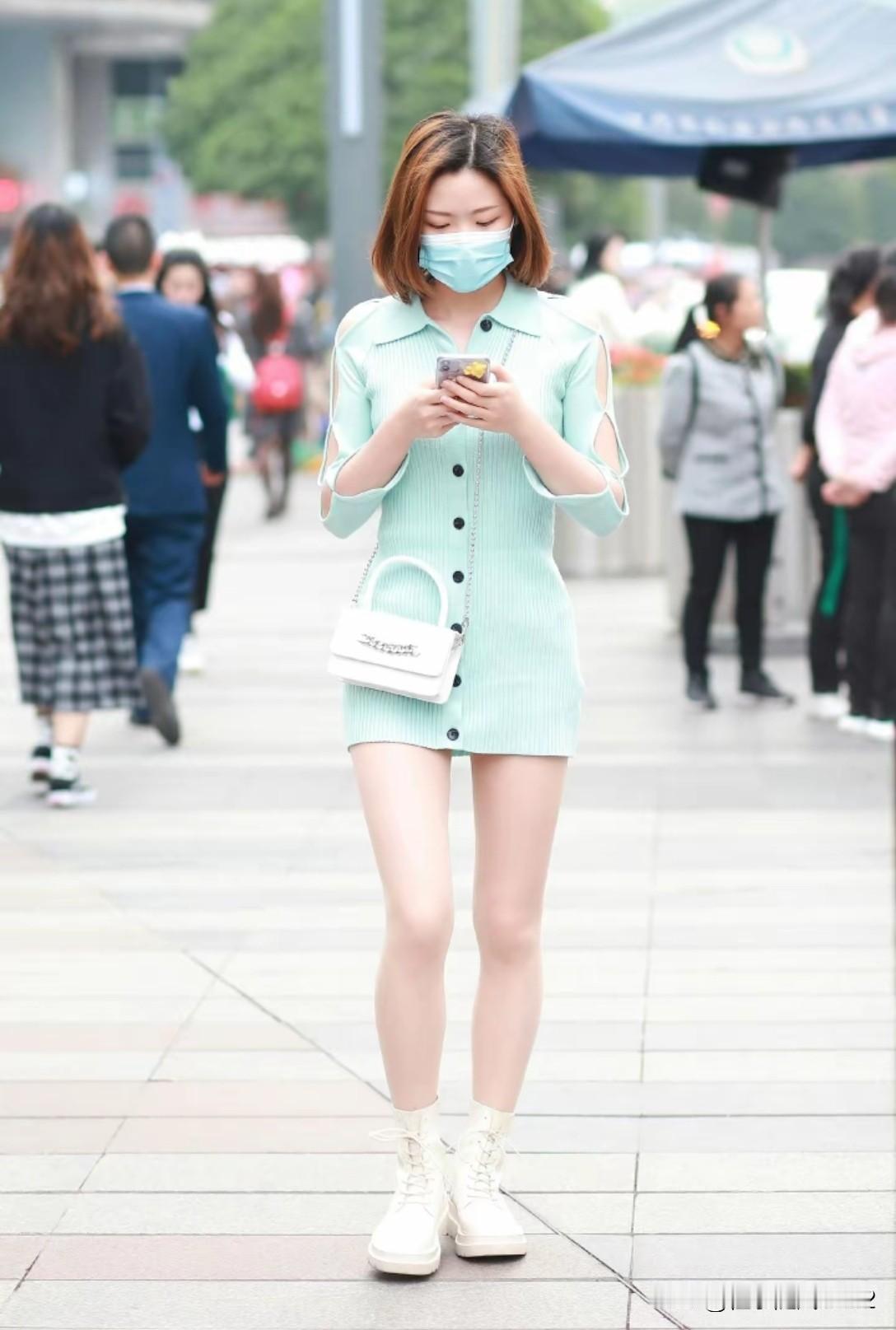 清新穿搭指南：浅绿色连衣裙搭配白色运动鞋，元气满满