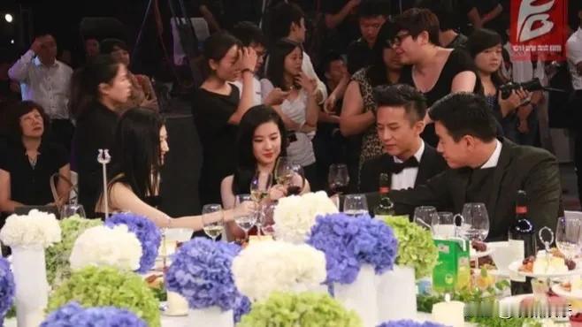 近日，刘亦菲在宝格丽晚宴上的跳舞视频在网上引发了广泛讨论。视频中，刘亦菲的形象与