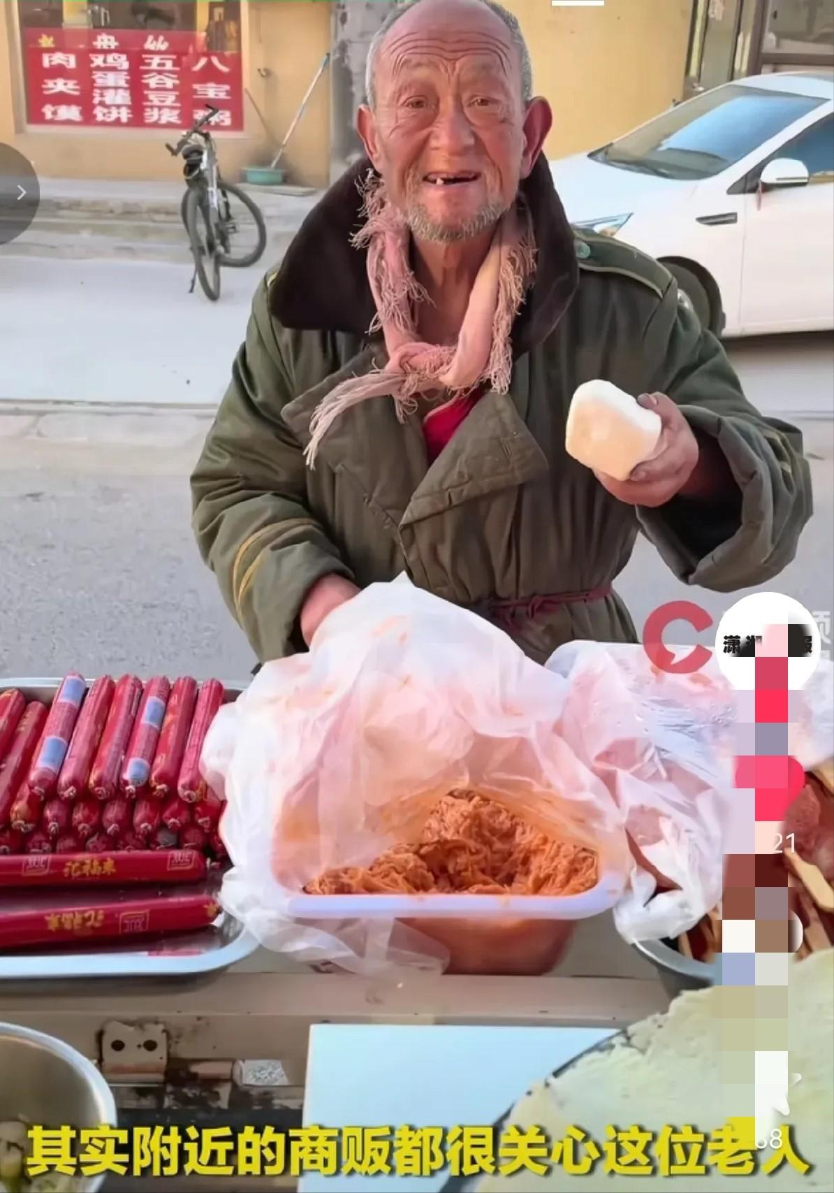 破防了！山东潍坊一个高三男生，默默给校门口智力缺陷的老爷爷送了3年烤肠，毕业前怕