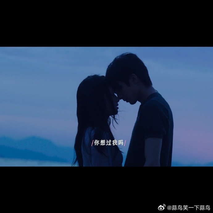 宋威龙与张婧仪好爱用额头抵额头的方式互动，每次这样的同框都透着暖意，这个姿势也让