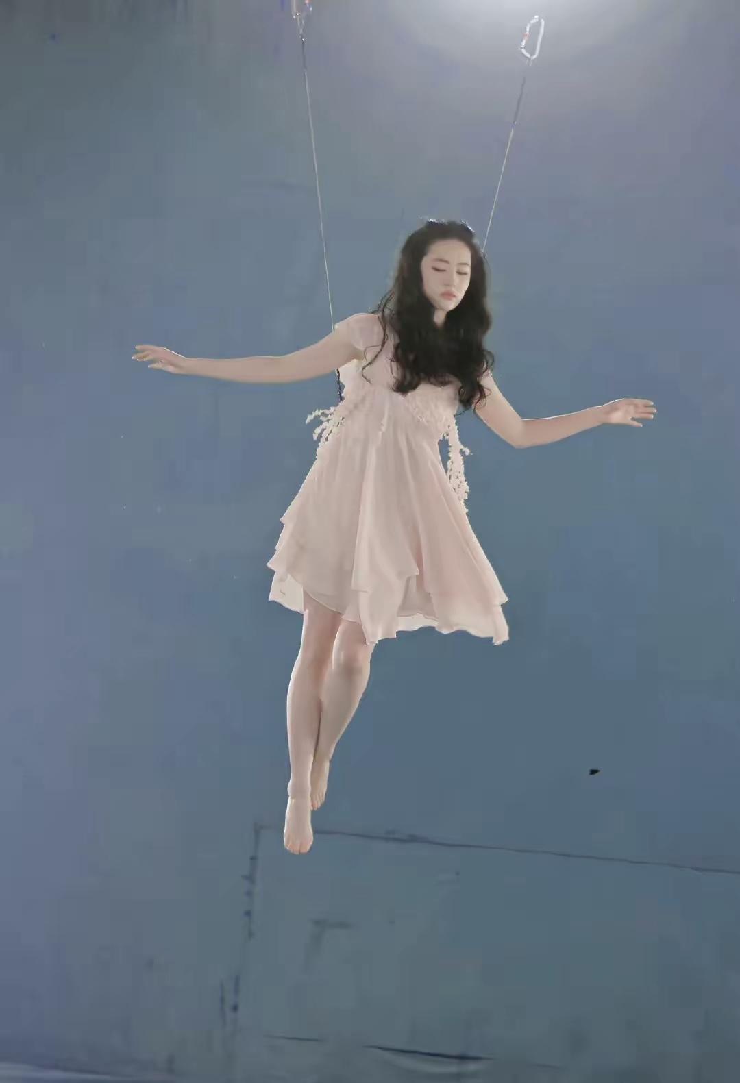 刷到一条评论，说刘亦菲是“内娱最后一位刀马旦”。
我第一反应是：不至于吧？
仔细