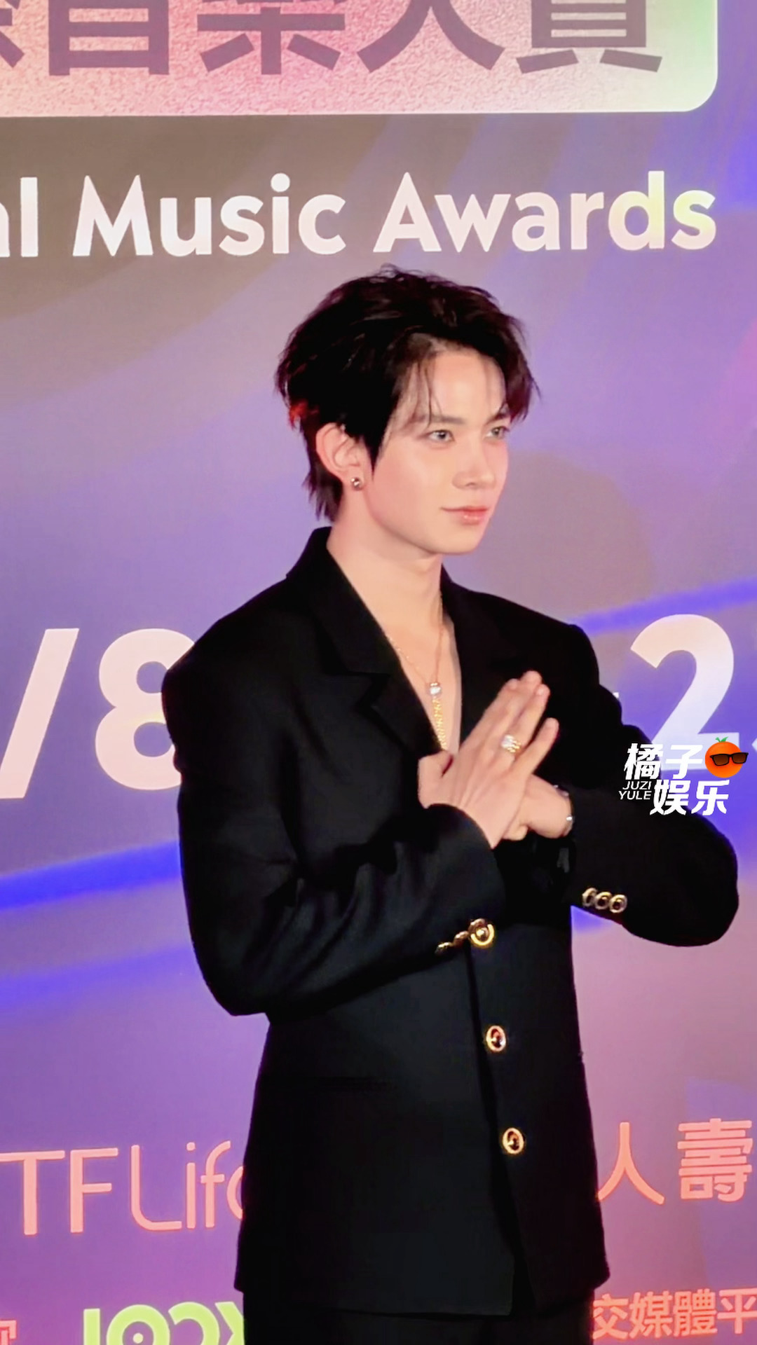 李羲承进行一个入乡随俗李羲承比功夫手势李羲承咬唇比心