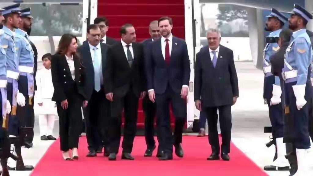 特朗普反悔又威胁，实际上开始帮助伊朗，如今封锁霍尔木兹海峡，是对盟友的滔天恨意！