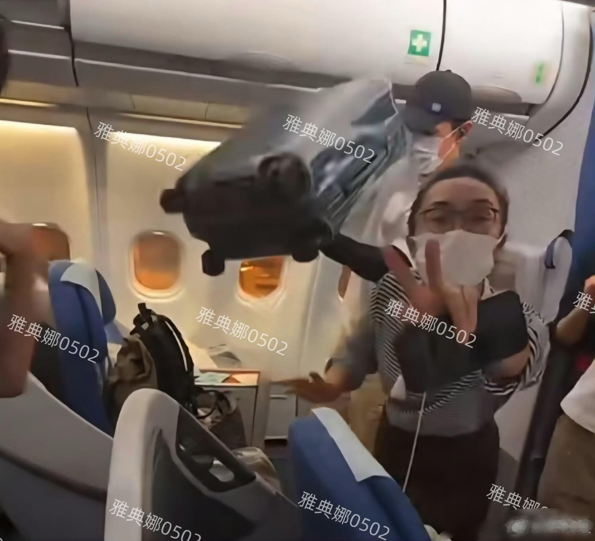 飞机上偶遇胡歌夫妇，他老婆黄曦宁个子不高其貌不扬但很凶很护夫。 ​​​