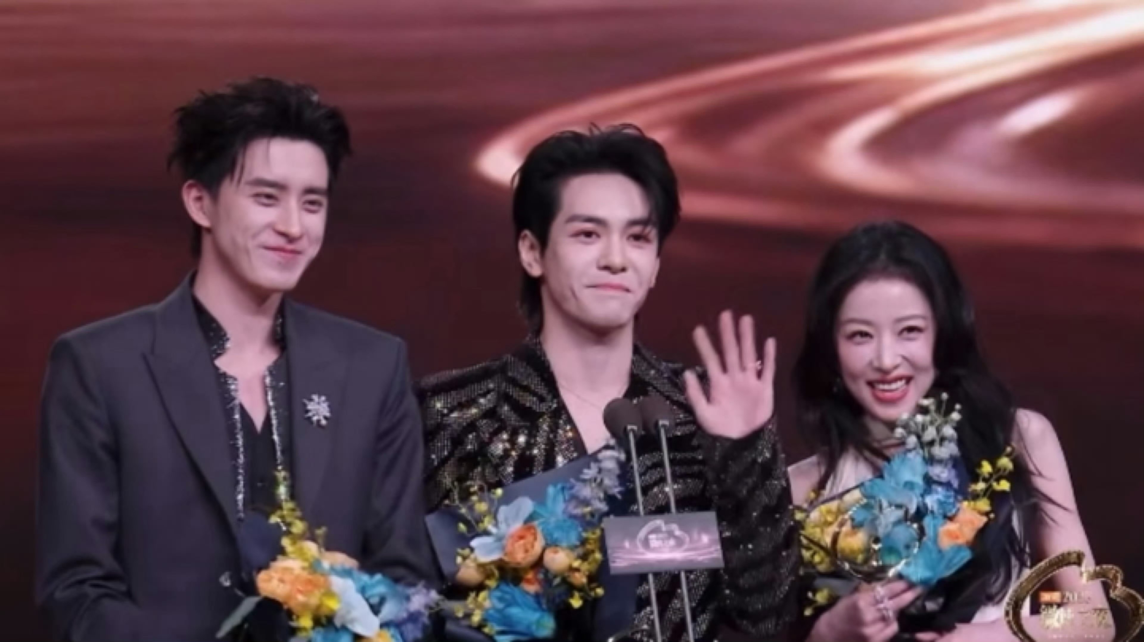 敖瑞鹏曾舜晞周雨彤一起给大家祝福新年好哈哈哈哈哈我刚刚还在沈腾的视频里听到这句话