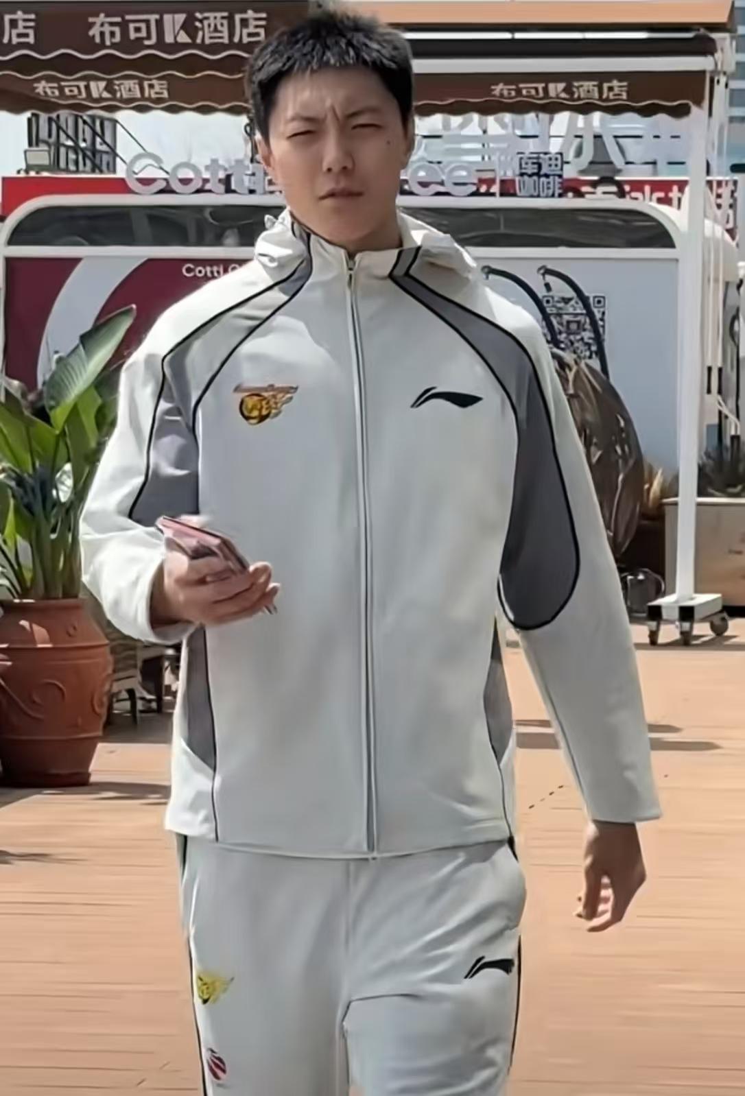 杜锋安排胡明轩给在青岛客场的广东球迷送票，这一招真高！

胡明轩拿着一打球票送给