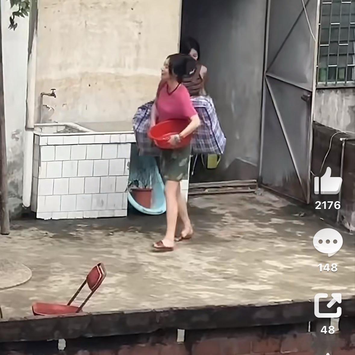 网友在家偶遇白鹿最让我破防的是那个网友发帖说的“在家隔壁就看到了”，隔壁啊各位，