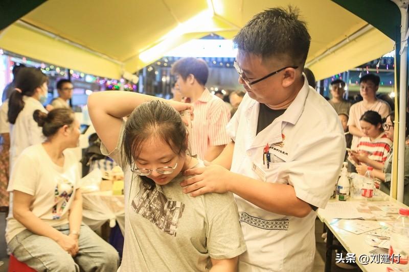 女童治脱臼还没反应过来就被治好 女童治脱臼，还没反应过来就好了
最近刷到一个超神