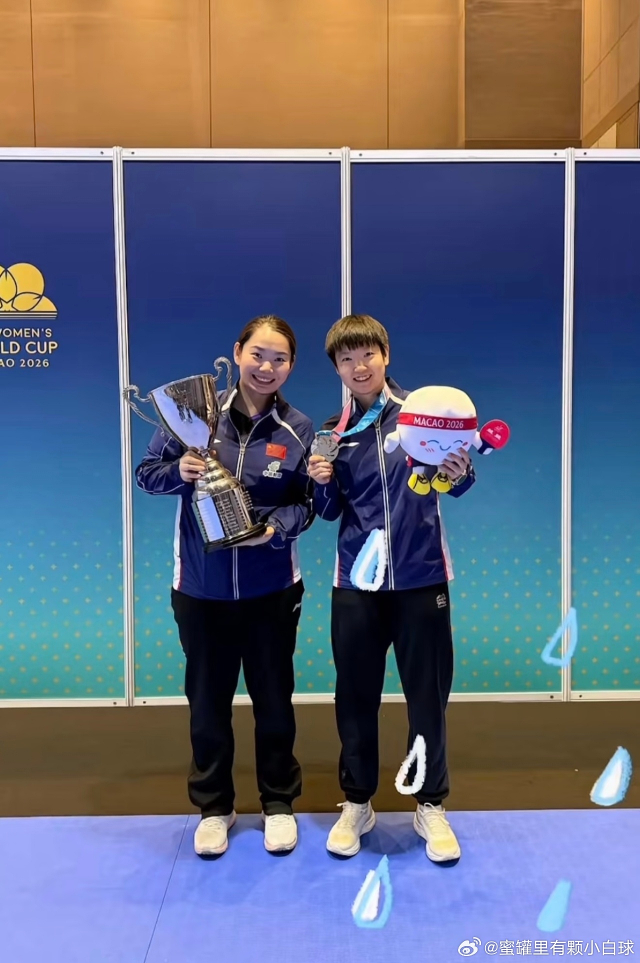 孙颖莎与何卓佳分享奖杯最好的莎莎和佳佳