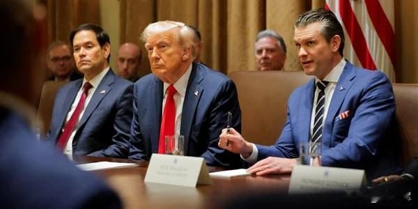 【特朗普表示，不考虑向基辅提供“战斧”】11月2日，特朗普在飞往华盛顿的专机上回