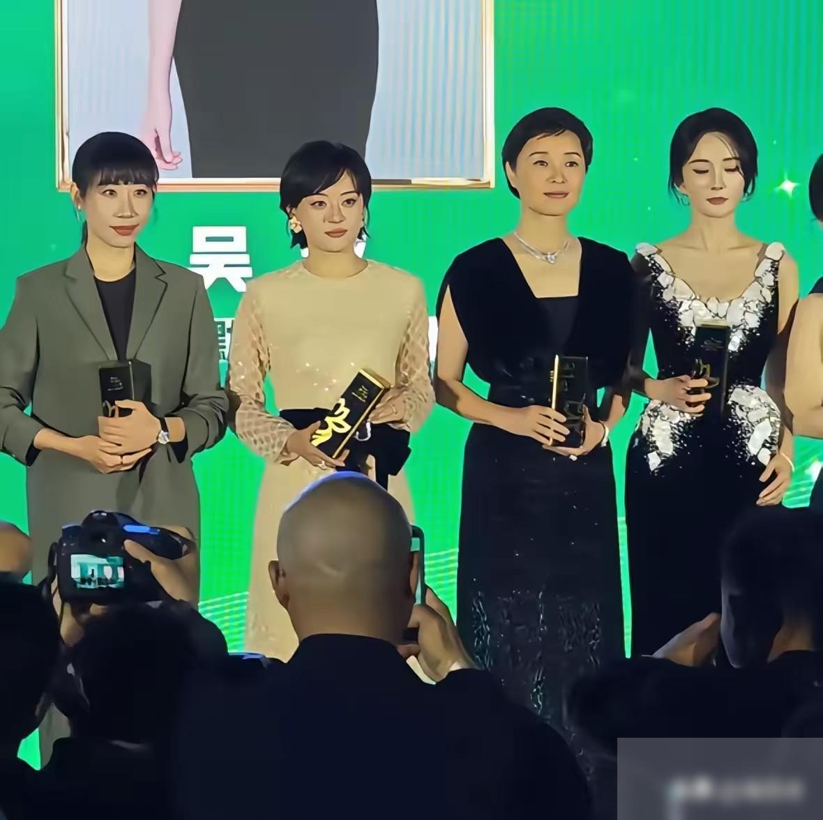 白玉兰的五位提名女主角：
吴越年纪最大，可气场最稳，气质也最舒服。这个评价我基本
