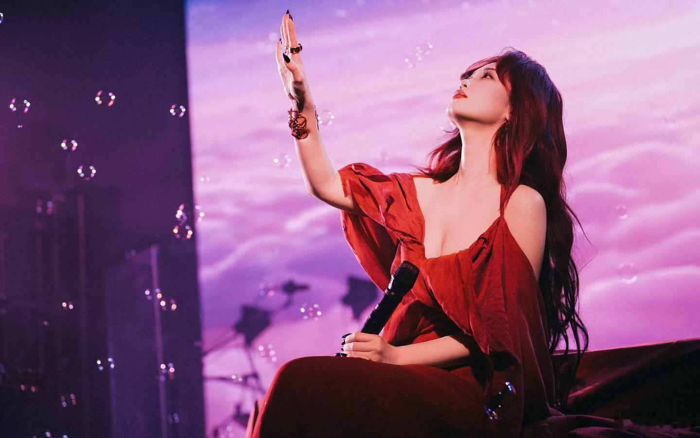 陈婧霏红霞影剧院陈婧霏的演出总是能给人带来惊喜，每次看到她的舞台设计都会觉得她不