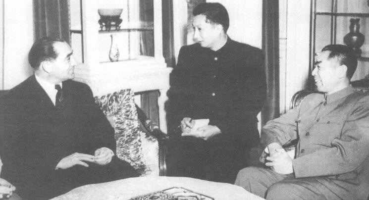 周恩来同前来住地拜访的法国总理孟戴斯一弗朗斯会晤