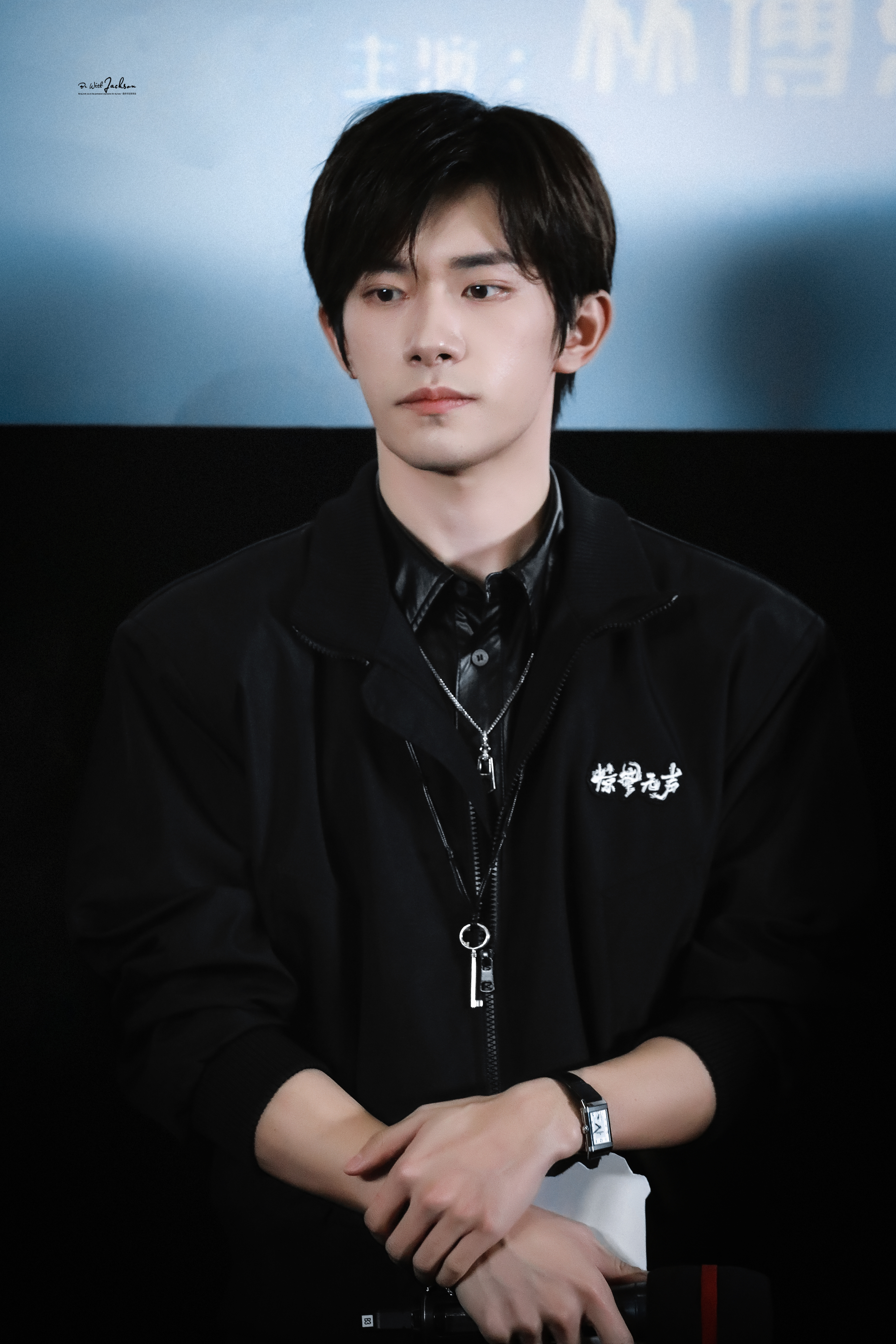 易烊千玺惊蛰无声线下直拍谁能懂好正的一张脸🥹而且在惊蛰无声里表现太亮眼了💧易