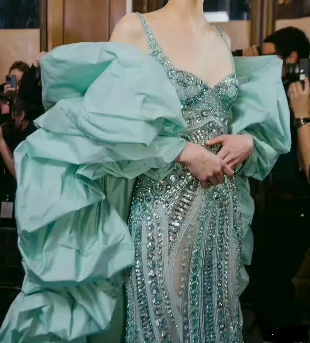 第一眼看到这条裙子，你想起了哪个女明星？ 