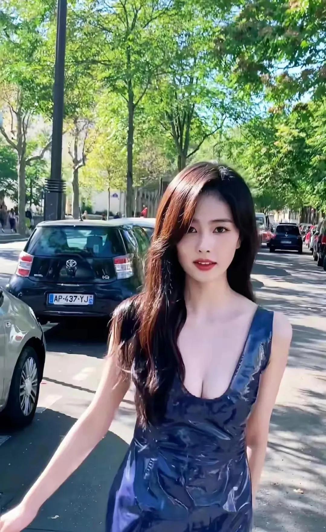 白鹿漆皮长裙造型，冷艳氛围感拉满
 
慵懒微卷长发搭配深蓝深V漆皮裙，修身版型勾