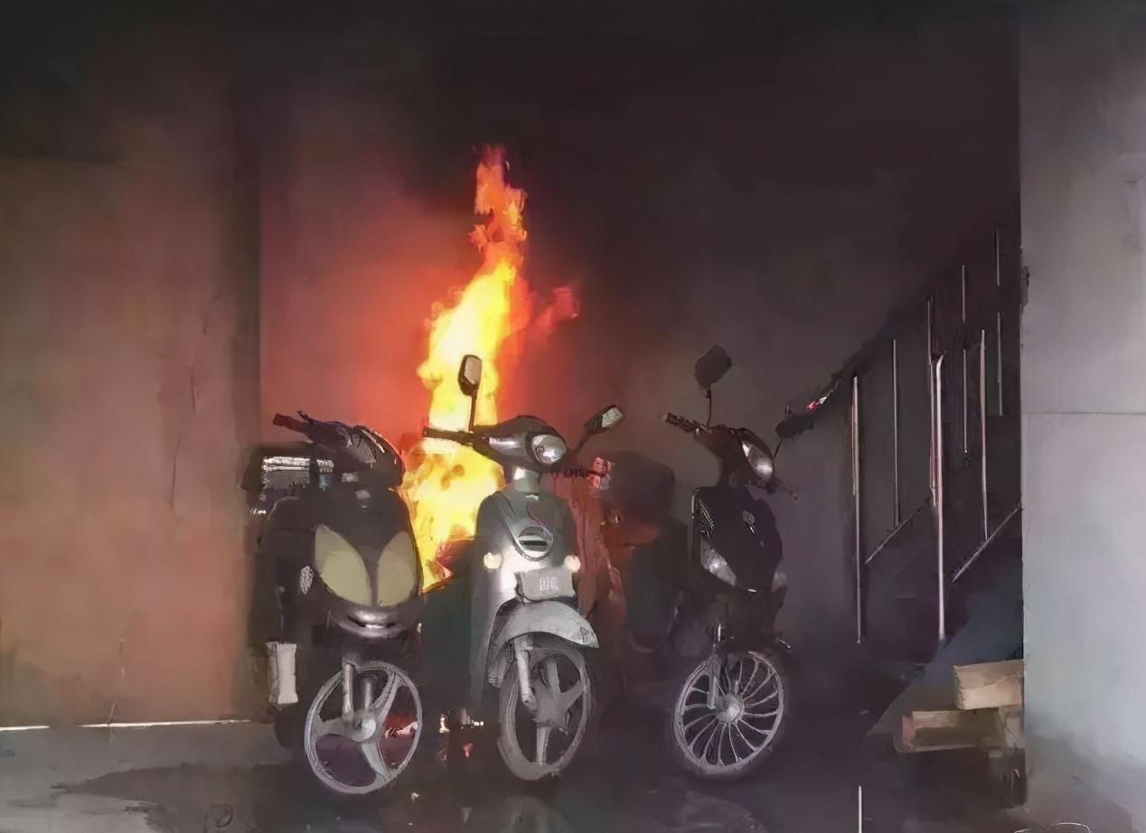 近期多地因充电器未及时拔掉引发火灾，仅2025年就发生多起案例：浙江一居民因充电