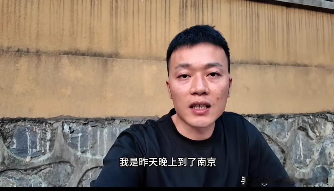 秋天爸爸和秋天妈妈又开始了，秋天爸爸来南京想去看秋天，联系不上秋天妈妈，而今天秋