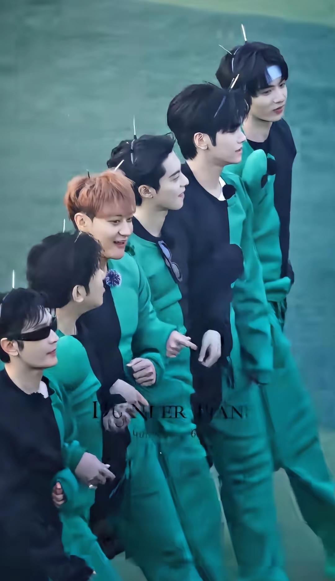 挤在人群里看明星走红毯，身边小姑娘举着手机喊“哥哥好帅”，镜头怼着前排几个鲜嫩面