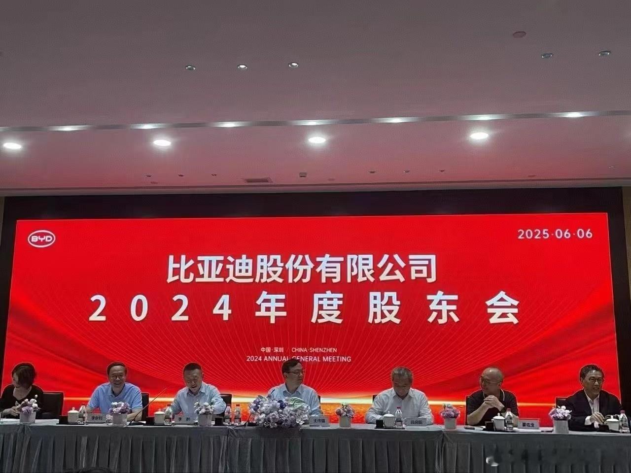 今天比亚迪召开了 2024 年度股东大会，整理了一些重点信息[举手]- 在未来三