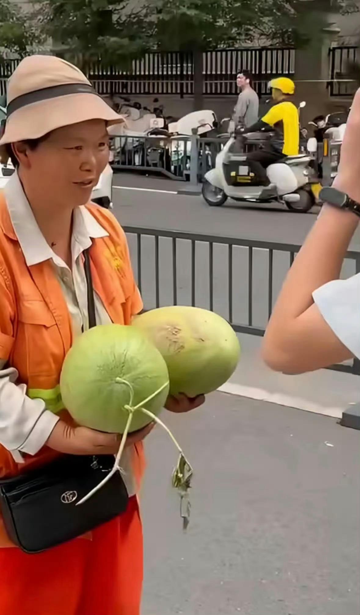 满满一卡车河南西瓜免费送劳动者 近日河南瓜农辛苦种出的西瓜面临滞销，有聊城爱心人