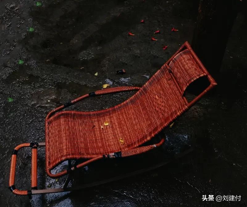 男子身体不适坐路边摇椅安详去世 男子身体不适坐路边摇椅，安详离世
最近，一段监控