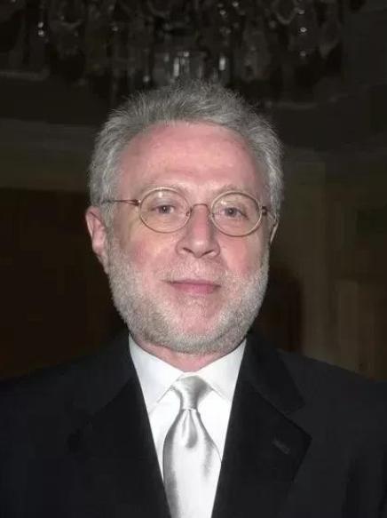 美国著名经济学家理查德沃尔夫有一个观点：中国的制度优势让美国感到害怕，这是一切问