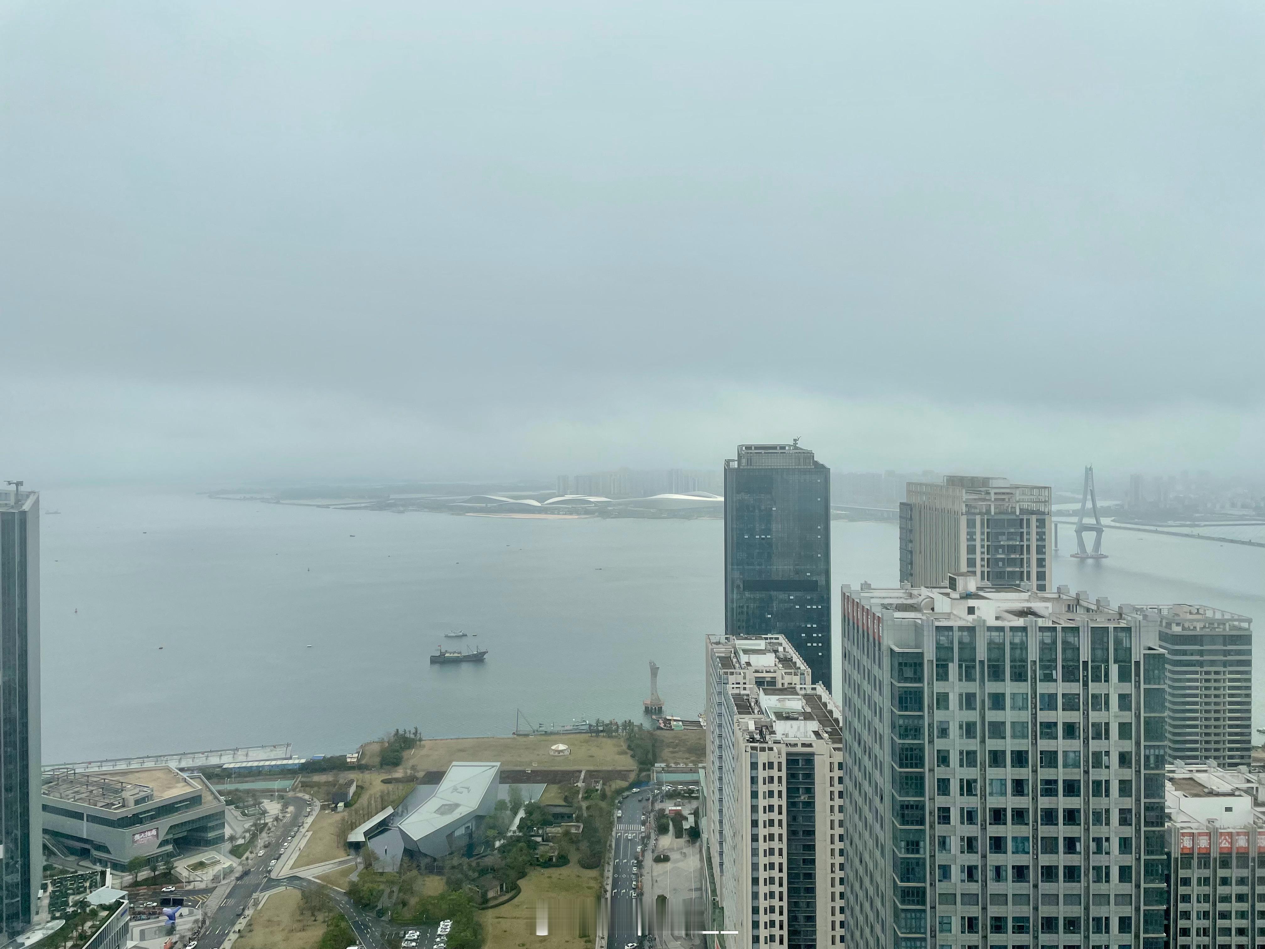 湛.蒂亚戈对面就是那台退役开放的基洛  ​​​