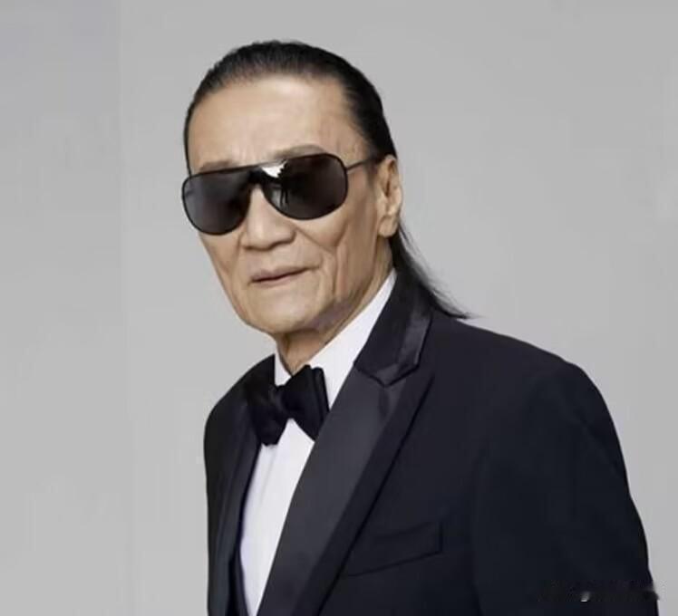 谢霆锋都官宣了父亲谢贤离世，

不要再质疑了。

下午15点54分，谢霆锋发布消